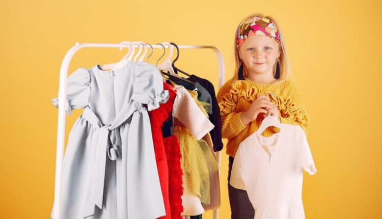 Menina escolhendo suas roupas